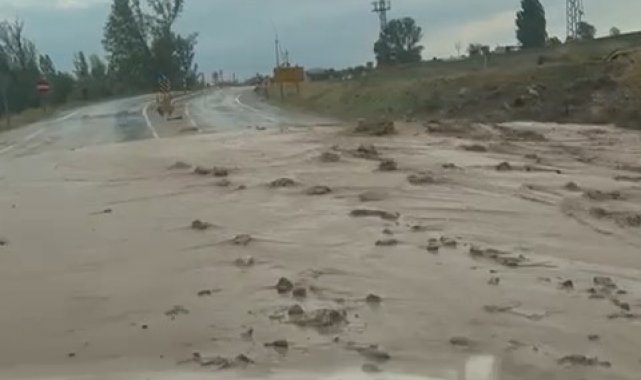 Tokat'ta sağanak yağış hayatı felç etti