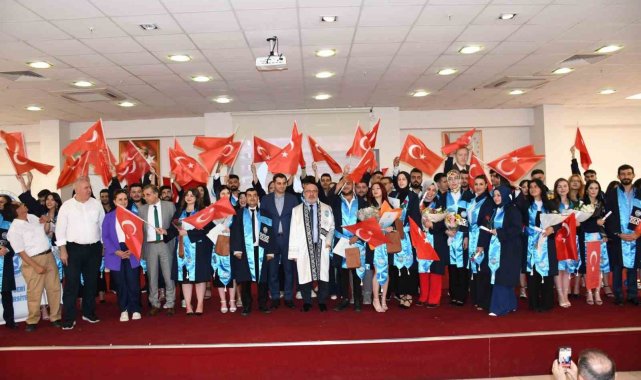 Tomarza Mustafa Akıncıoğlu Meslek Yüksekokulu'nda mezuniyet coşkusu