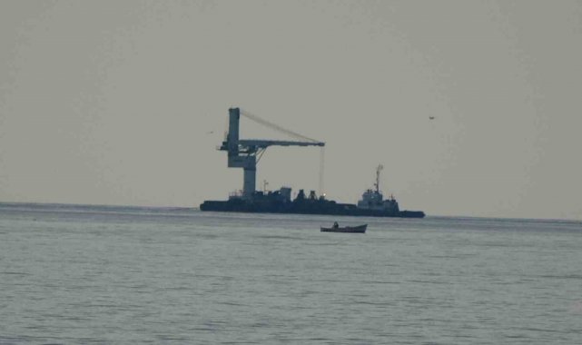 Ukrayna bandıralı römorkör ve vinç platformu Trabzon açıklarında böyle görüntülendi