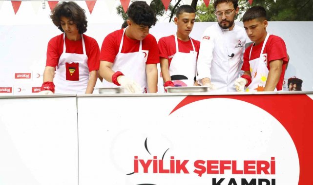 Ünlü Şef Danilo Zanna Kızılay'ın kampında öğrencilerle tecrübelerini paylaştı