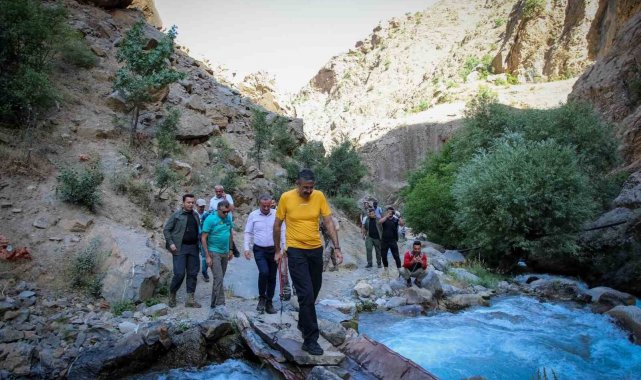 Vali Çelik 2 bin 300 rakımdaki su kaynağında incelemelerde bulundu