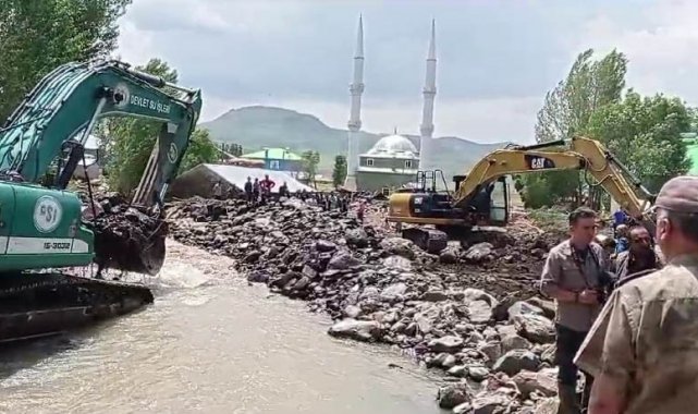 Vali Mustafa Çiftçi, Tekman'da sel yaşanan mahallelerde incelemelerde bulundu
