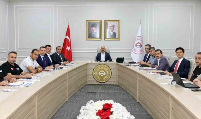 Vali yardımcılarıyla haftalık değerlendirme toplantısı