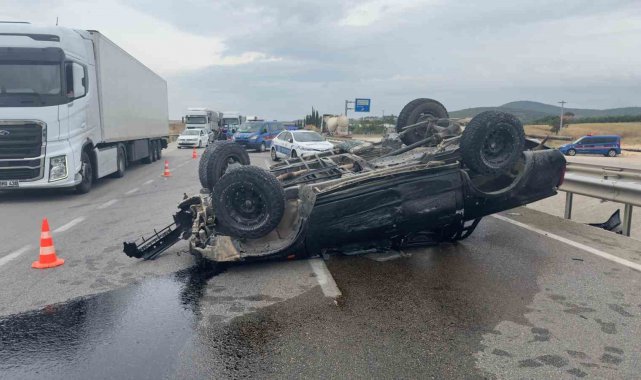 Bursa'da trafik kazası! Yağışlı yolda kayan araç takla attı