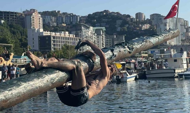 Yağlı direk yarışları nefesleri kesti, büyük ödülü kimse alamadı