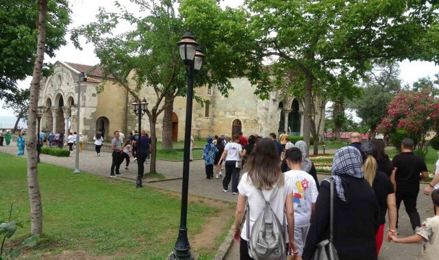 Yaz mevsimiyle birlikte her gün yüzlerce ziyaretçiyi ağırlıyor