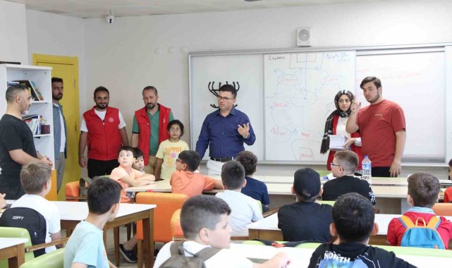 Yazıcı, Gençlik Merkezi kurslarında öğrencilerle bir araya geldi