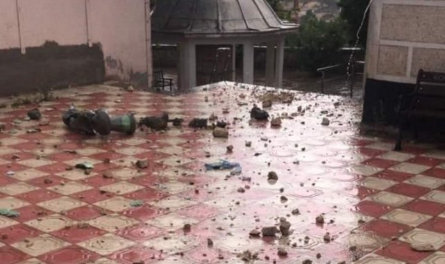 Yıldırım düşen minarenin alemi koptu