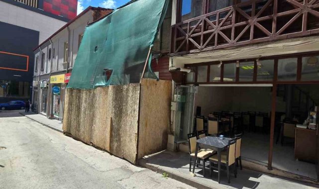 Yıllardır yıkılmayan metruk ev vatandaşı canından bezdirdi