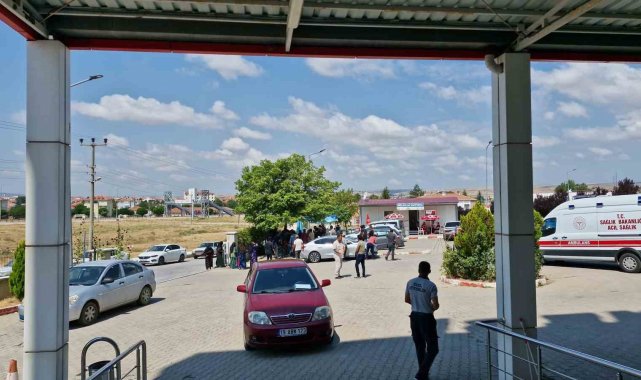 Yolda karşılaşan husumetli aileler tekrar kavga etti; 3 yaralı