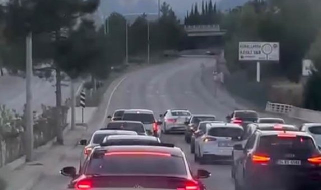 Yolu kapatan konvoydaki gelin arabası zikzak çizerek ilerledi