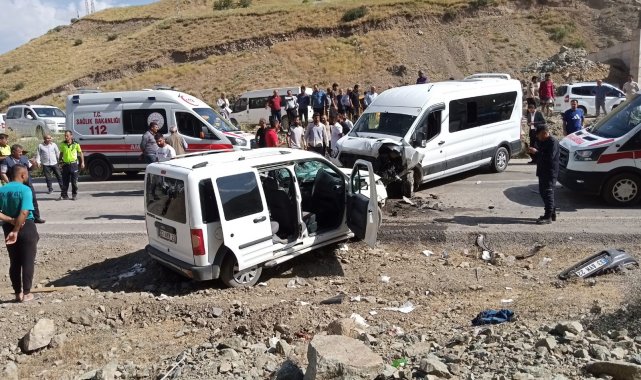 Yüksekova'da yolcu minibüsü ile hafif ticari araç kafa kafaya çarpıştı: 2'si ağır 7 yaralı