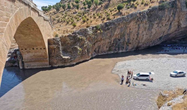 Açılan HES kapakları piknikçileri mahsur bıraktı