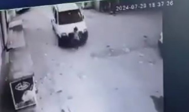 Adana'da yola fırlayan küçük çocuğa hafif ticari araç böyle çarptı