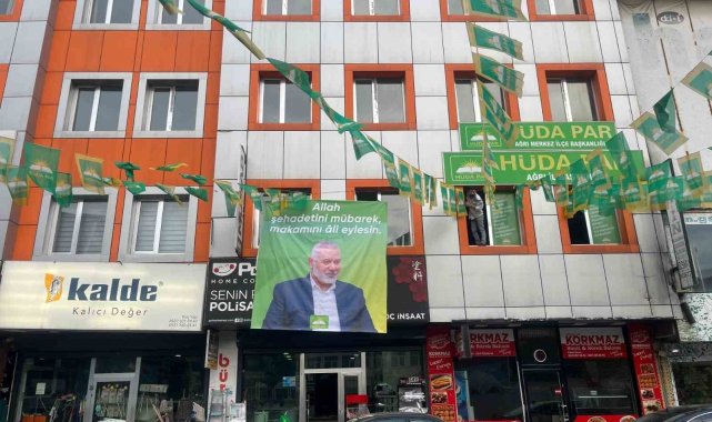 Ağrı'da sehit İsmail Heniyye'nin dev posteri asıldı