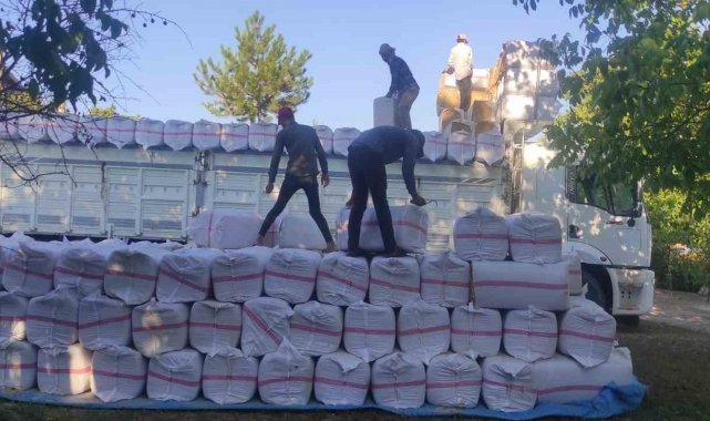 Aileleriyle birlikte ekmeklerini samandan kazanıyorlar