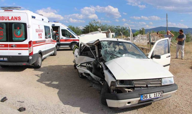 Amasya'da 2 aracın çarpıştığı kaza kamerada