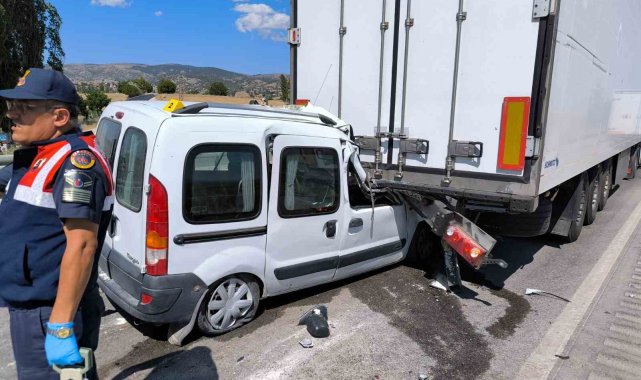 Amasya'da hafif ticari araç tıra çarptı: 1 ölü