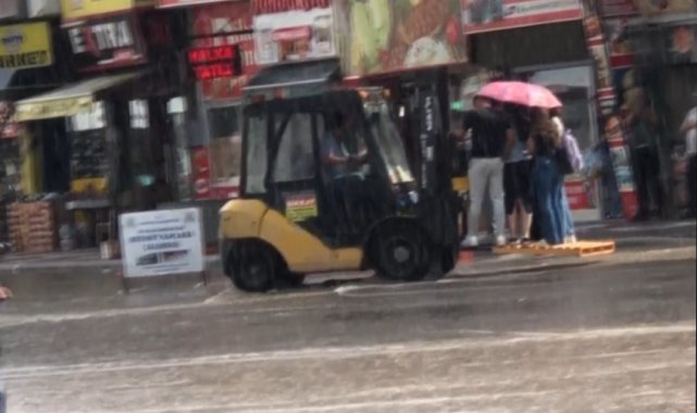 Aniden başlayan yağış sonrası yayaların imdadına belediye forkliftle yetişti