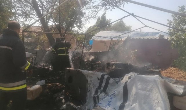 Antakya'da depo olarak kullanılan çadır yandı