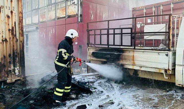 Antakya'da kamyonette başlayan yangın malzeme dolu konteynıra sıçradı