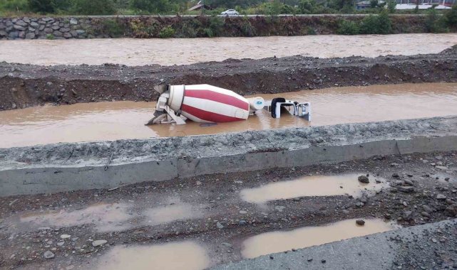 Arhavi'de taşan dere beton mikseri devirdi