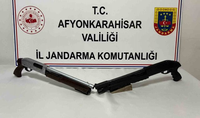 Asker eğlenesinde havaya ateş ederken yakalandılar