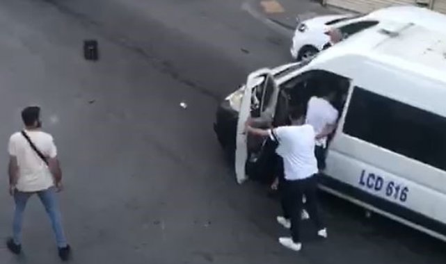 Bağcılar'da yol verme kavgası dehşeti: Servis şoförüne tekme ve yumruklarla saldırdılar