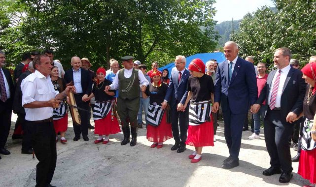 Bakanlar Uraloğlu ve Ersoy, Trabzon'daki turizm noktalarını inceledi, vatandaşlarla horon oynadı