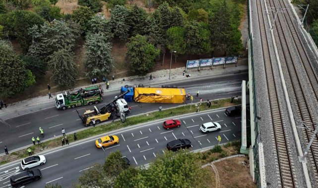 Bakırköy'de alt geçide çarpan tır vinç yardımıyla çekildi
