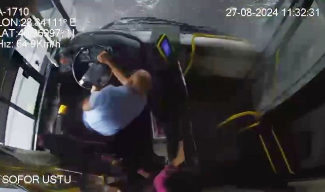 Bakırköy'de tırın devrilme anı otobüs kamerasında