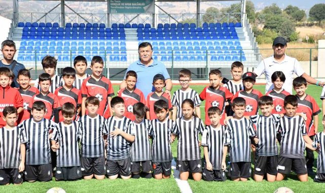 Başkan Koca, futbol okulunun minik futbolcularıyla bir araya geldi