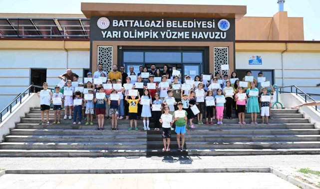 Battalgazi Belediyesi'nin "Yüzme Bilmeyen Kalmasın" projesiyle 110 çocuk yüzmeyi öğrendi