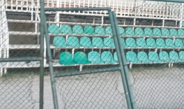 Buldan'da stattaki tribün kapısı yerinden söküldü
