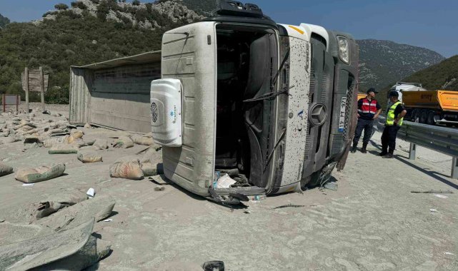 Burdur-Antalya karayolunda tır devrildi, yol trafiğe kapandı
