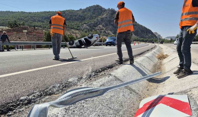 Burdur-Fethiye kara yolunda kontrolden çıkan otomobil takla attı: 2 yaralı