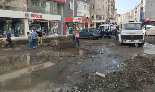 Cadde göle döndü