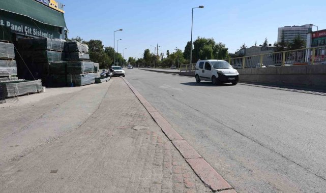 Caddeye kontrolsüz çıkan kamyonete otomobilin çarpması kamerada