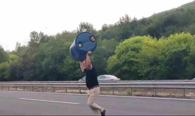 Canını hiçe sayarak, trafiği tehlikeye düşüren varili yolun dışına attı