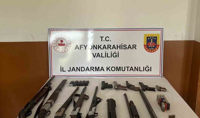 Cephaneliğe yetecek kadar ruhsatsız silahla yakalandı