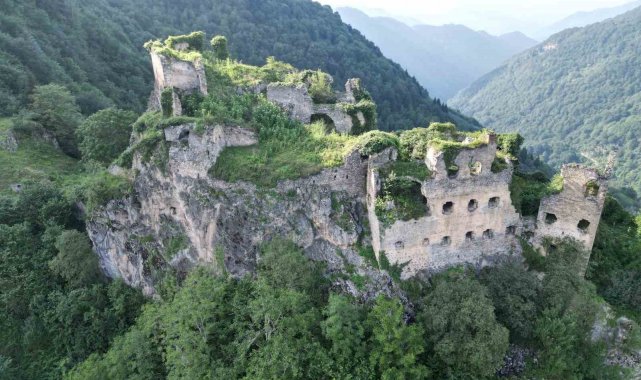 Dağların zirvesindeki manastır adeta asırlara meydana okuyor