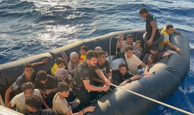 Datça'da 36 düzensiz göçmen ve 22 çocuk kurtarıldı