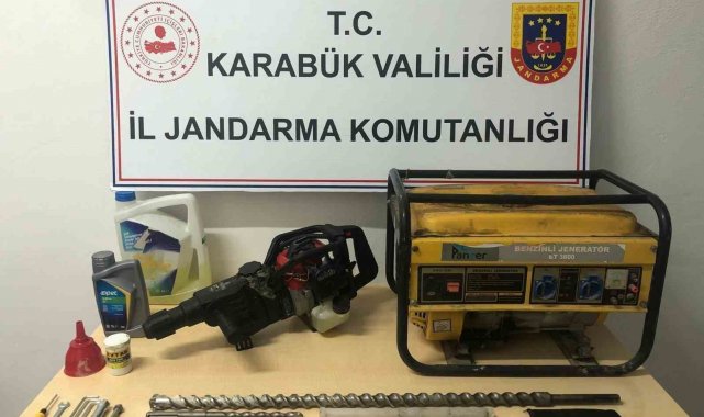Defineciler suçüstü yakalandı
