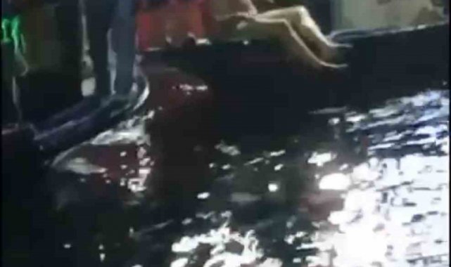 Denize giren sarhoş adamı balıkçılar kurtardı