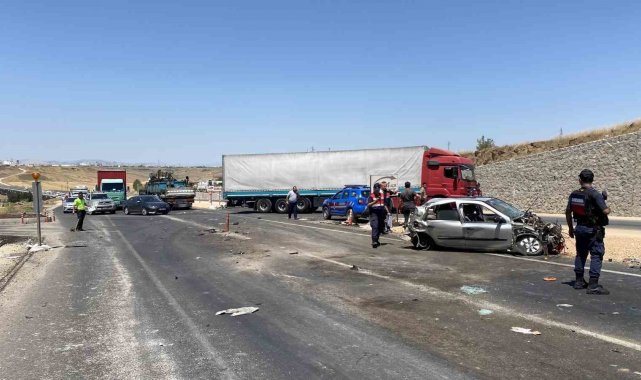 Diyarbakır'da iki tır ile otomobil çarpıştı: 1 ölü, 4 yaralı