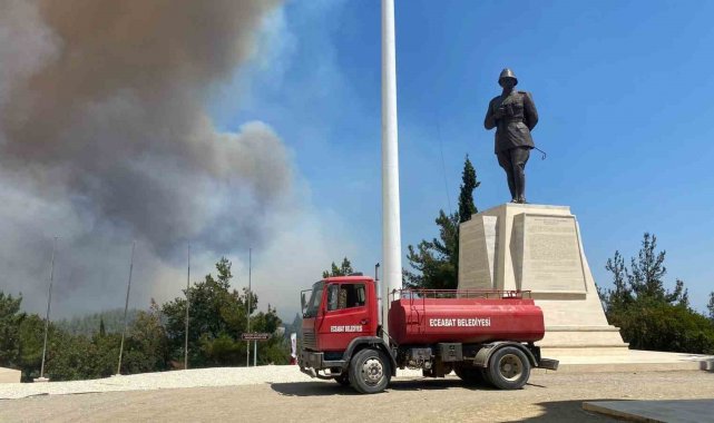 Eceabat'taki orman yangını rüzgarın etkisiyle büyüyor