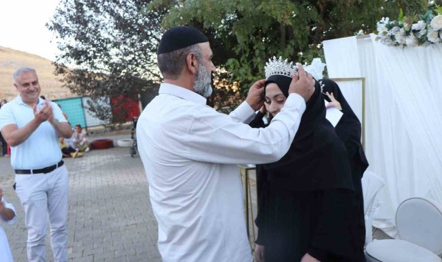 Elazığ'da hafızlığı tamamlayan öğrencelere icazet ve taç takma töreni düzenlendi