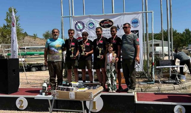 Eskişehir'de düzenlenen sazan yakalama yarışması nefes kesti