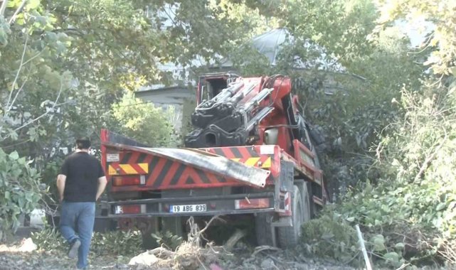Freni boşalan vinç, otomobile çarpıp cami avlusuna uçtu: 1 yaralı