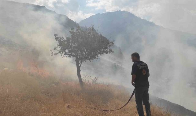 Hakkari'de anız yangını